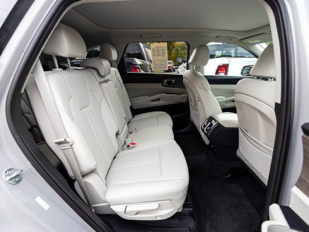 Used 2023 Kia Sorento S w/ Panoramic Sunroof Package AWD/4WD image 30