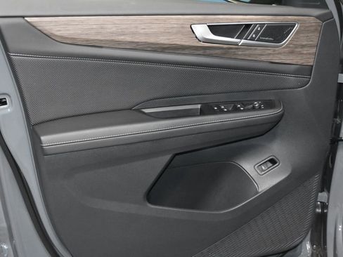 Certified 2025 Volkswagen Atlas SEL Premium R-Line image 4