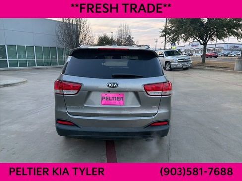 Certified 2018 Kia Sorento LX image 9