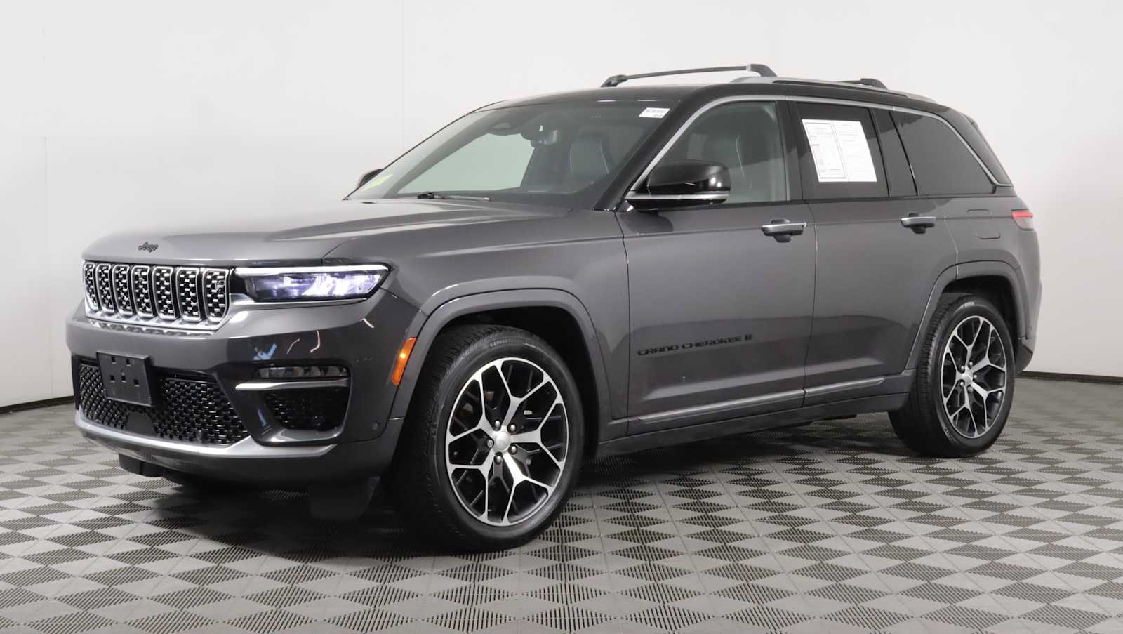 Used 2023 Jeep Grand Cherokee Summit AWD/4WD image 3