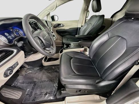Used 2024 Chrysler Pacifica Touring-L FWD image 19
