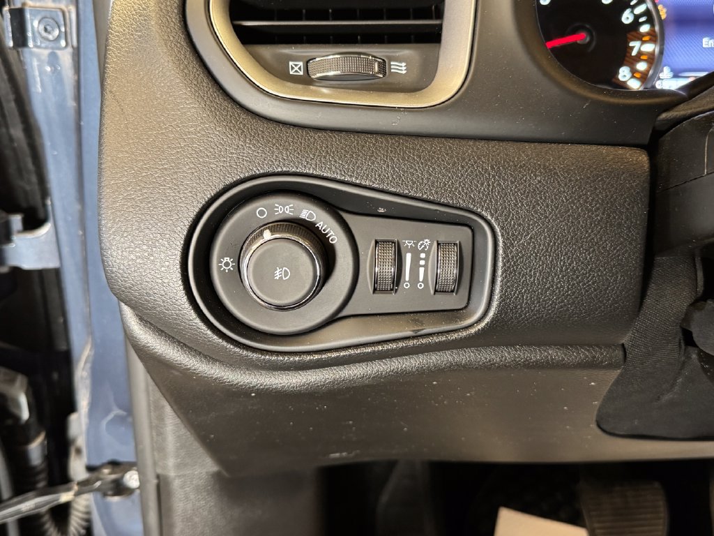 Used 2021 Jeep Renegade Latitude AWD/4WD image 18
