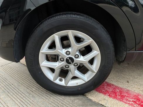 Used 2025 Kia Soul LX w/ LX Technology Package FWD image 9