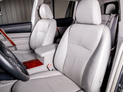 Used 2012 Toyota Highlander Limited w/ Tow Pkg FWD image 5