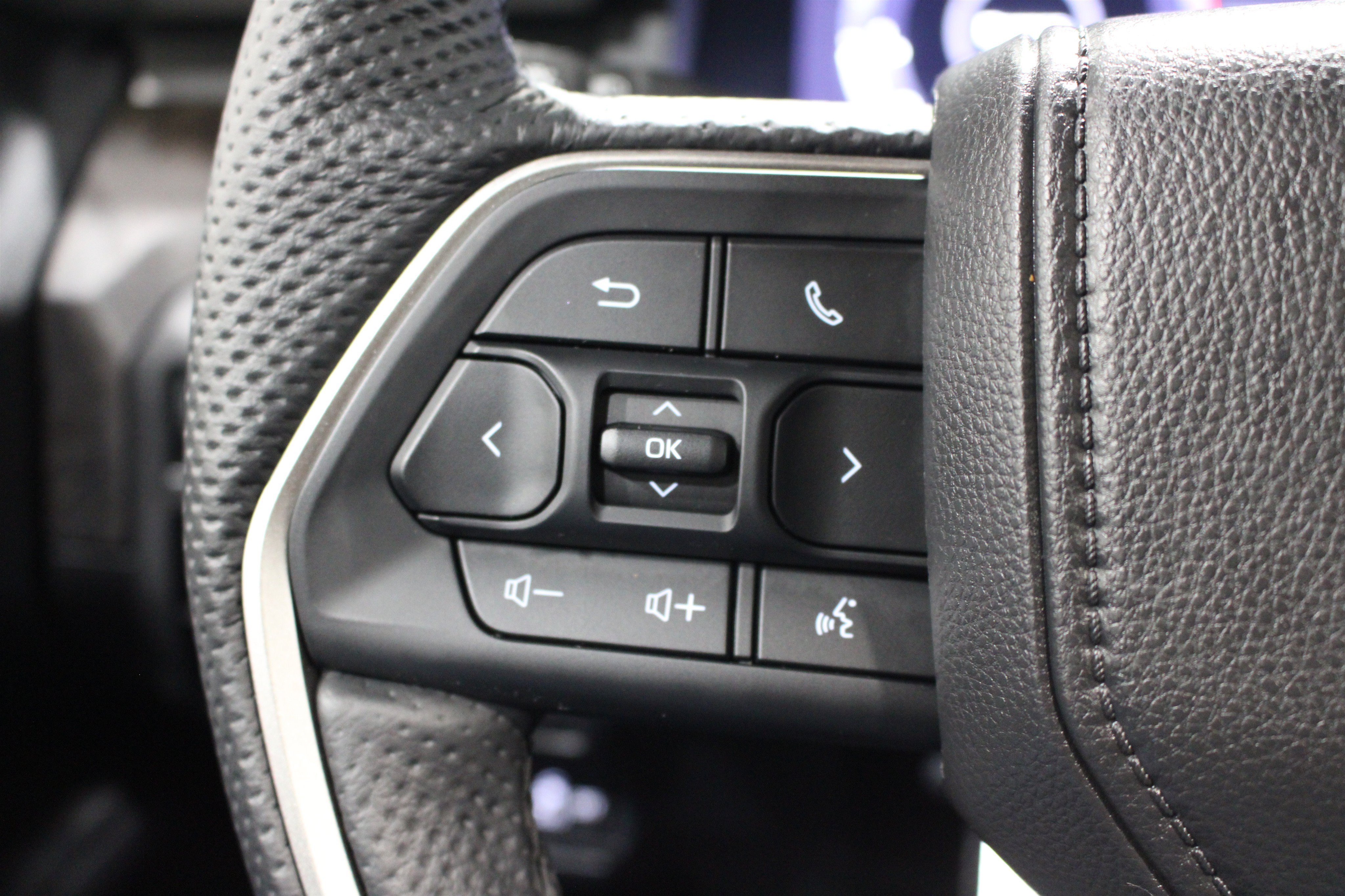 Used 2025 Toyota Tacoma Limited AWD/4WD image 11