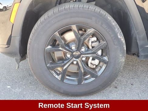 Used 2024 Jeep Grand Cherokee L Laredo image 7