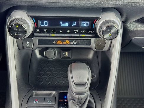 Used 2025 Toyota RAV4 XLE AWD/4WD image 34