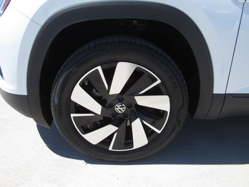 Used 2024 Volkswagen Atlas Cross Sport SE image 4