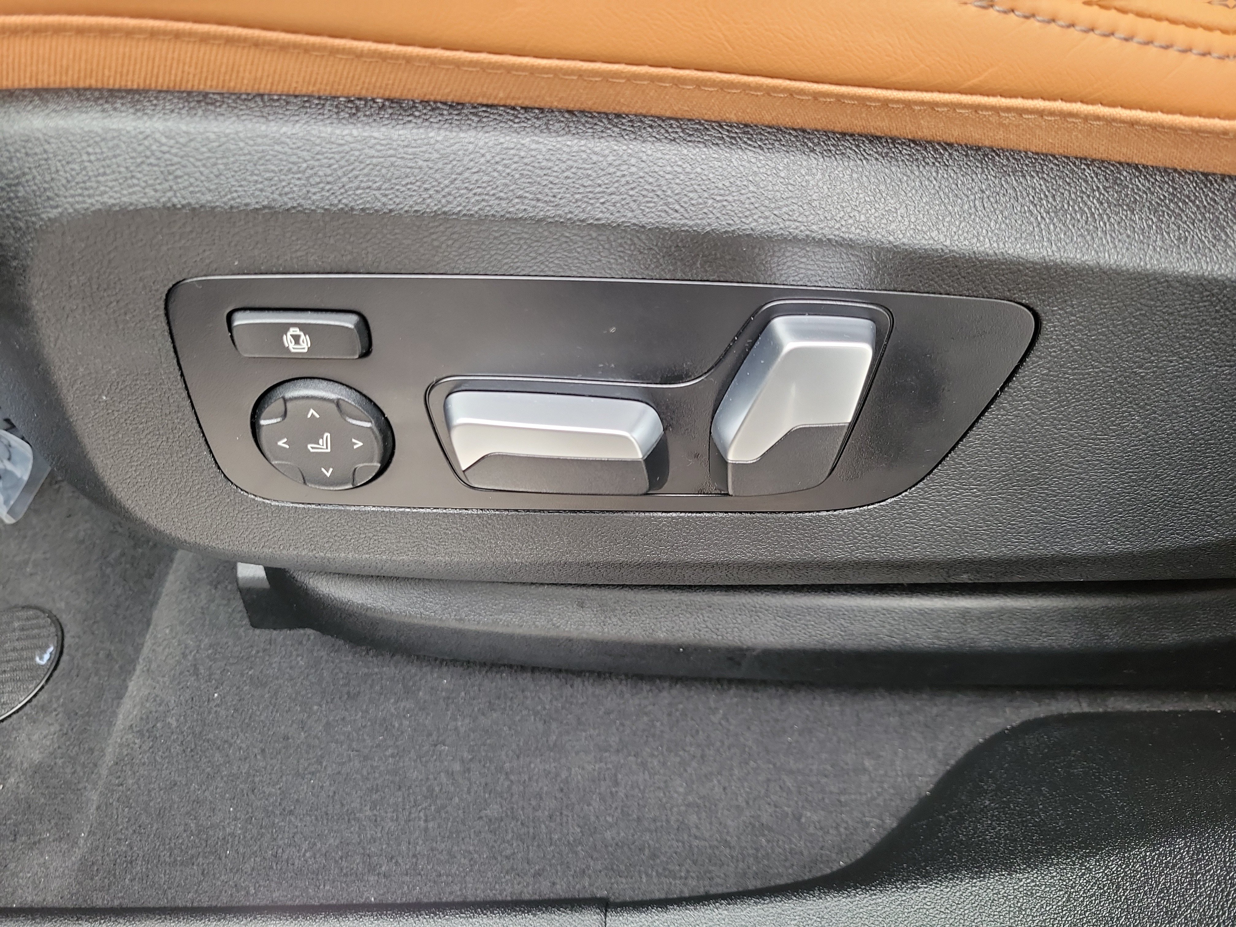 Certified 2025 BMW X6 xDrive40i w/ Executive Package AWD/4WD image 11