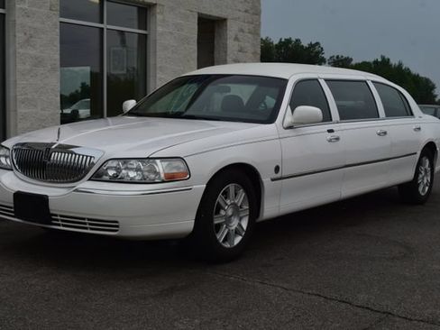 Used 2008 Lincoln Town Car Executive RWD image 13