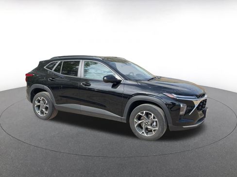 Used 2025 Chevrolet Trax LT image 2