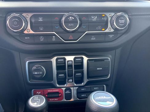 Used 2025 Jeep Gladiator Mojave AWD/4WD image 32