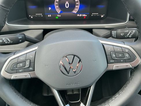 Used 2025 Volkswagen Taos SE AWD/4WD image 19