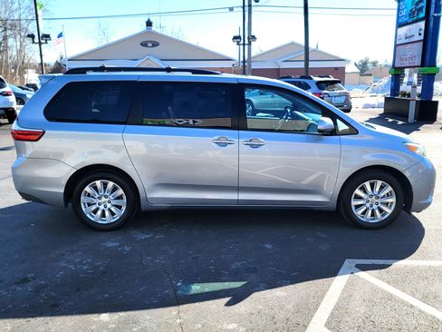 Used 2017 Toyota Sienna XLE w/ XLE Navigation Package image 4