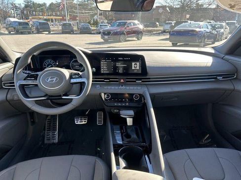 New 2025 Hyundai Elantra SEL image 45