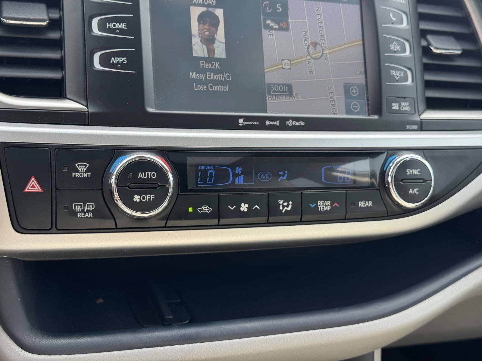 Used 2018 Toyota Highlander XLE AWD/4WD image 26