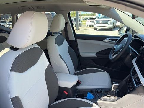 New 2025 Volkswagen Taos SE image 9