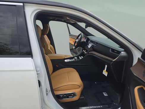 New 2025 Jeep Grand Cherokee Summit w/ MOPAR Finishing Package image 28