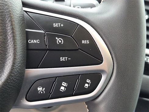 Used 2022 Chrysler Pacifica Touring-L image 27