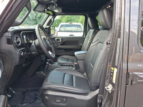 Used 2024 Jeep Wrangler Unlimited Sahara w/ Technology Group AWD/4WD image 17