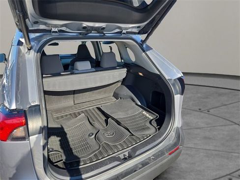 Used 2021 Toyota RAV4 XLE image 31