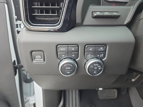Used 2024 GMC Sierra 2500 AT4 w/ AT4 Premium Plus Package AWD/4WD image 17