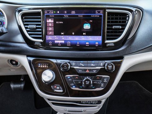 Used 2021 Chrysler Pacifica Touring-L FWD image 29