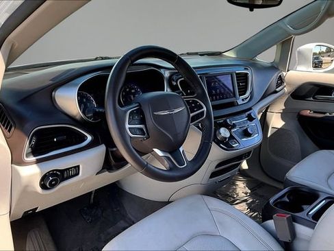 Used 2018 Chrysler Pacifica Touring-L FWD image 15