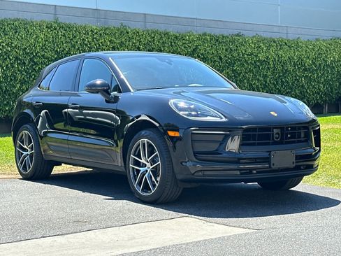 Certified 2025 Porsche Macan AWD/4WD image 10