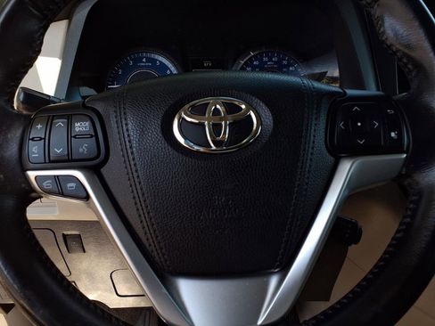 Used 2015 Toyota Sienna XLE w/ XLE Navigation Package FWD image 12
