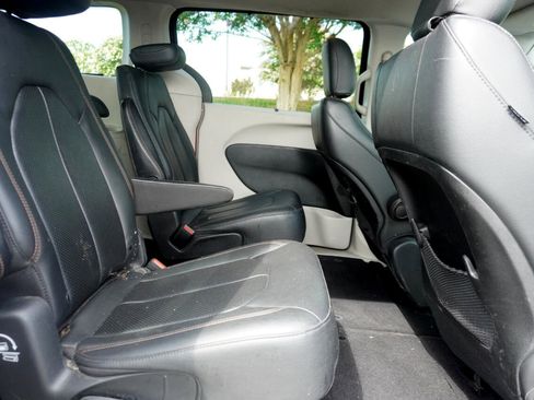 Used 2020 Chrysler Pacifica Touring-L image 15