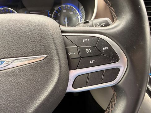 Used 2018 Chrysler Pacifica Touring-L FWD image 16