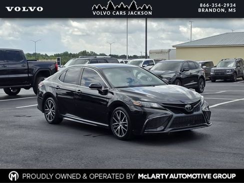 Used 2022 Toyota Camry SE FWD image 1