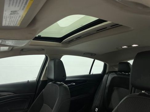 Used 2018 Buick Regal Preferred image 11