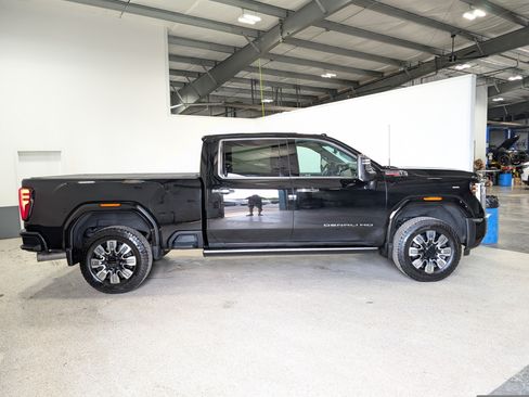 Used 2024 GMC Sierra 2500 Denali w/ Technology Package AWD/4WD image 2