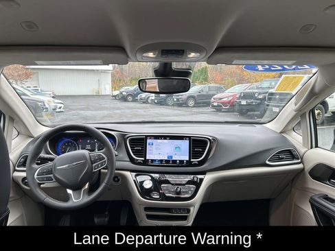 Certified 2024 Chrysler Pacifica Touring-L image 10