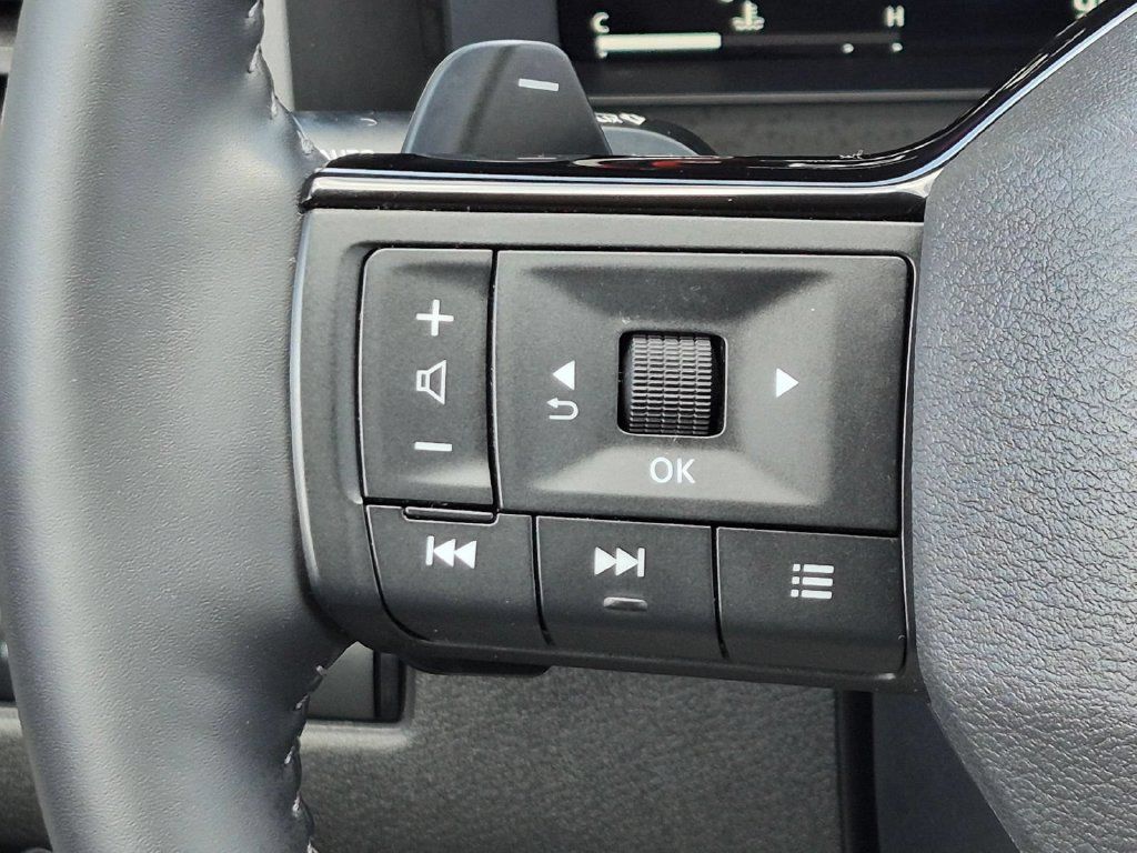 Used 2025 Nissan Rogue SL AWD/4WD image 16