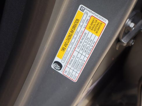 Used 2025 Buick Enclave Preferred FWD image 31