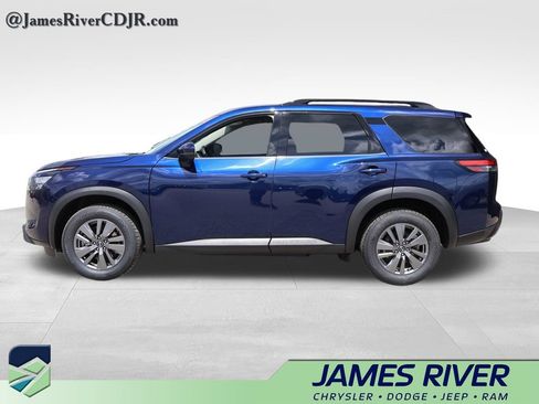 Used 2025 Nissan Pathfinder SV FWD image 2