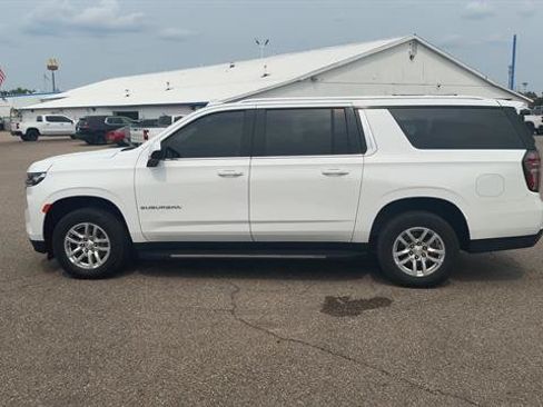 Used 2022 Chevrolet Suburban LT AWD/4WD image 30