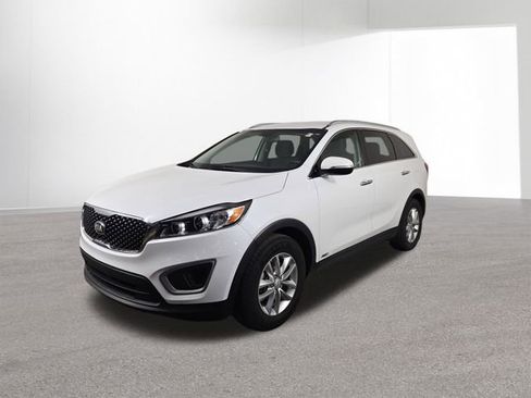 Used 2017 Kia Sorento LX w/ LX Convenience Package image 2
