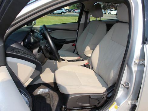 Used 2015 Ford Focus SE w/ SE Sport Package FWD image 15