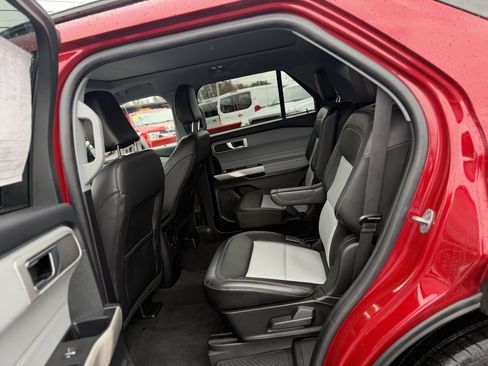 Used 2022 Ford Explorer XLT w/ Equipment Group 202A image 10