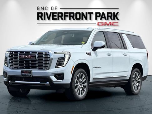 Used 2026 GMC Yukon XL Denali w/ Denali Reserve Package AWD/4WD image 7