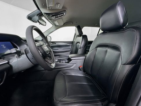 Used 2023 Jeep Grand Cherokee Limited w/ Black Appearance Package image 13