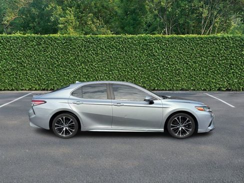 Used 2019 Toyota Camry SE image 2