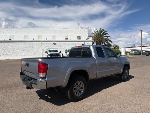 Used 2017 Toyota Tacoma SR5 w/ Tow Package RWD image 5