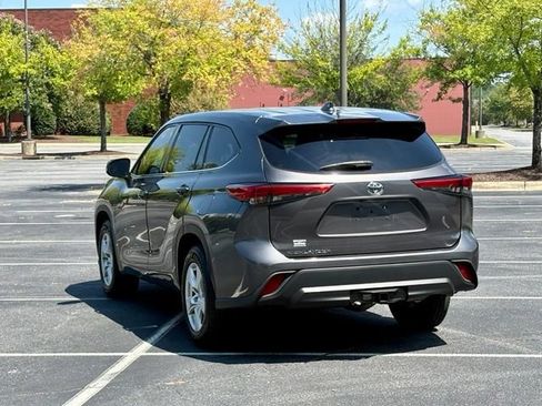 Used 2021 Toyota Highlander L FWD image 5
