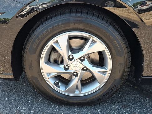 Used 2021 Hyundai Elantra SE FWD image 12