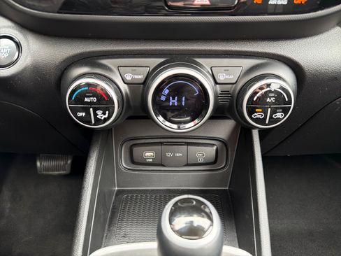 Used 2025 Hyundai Venue SEL image 17